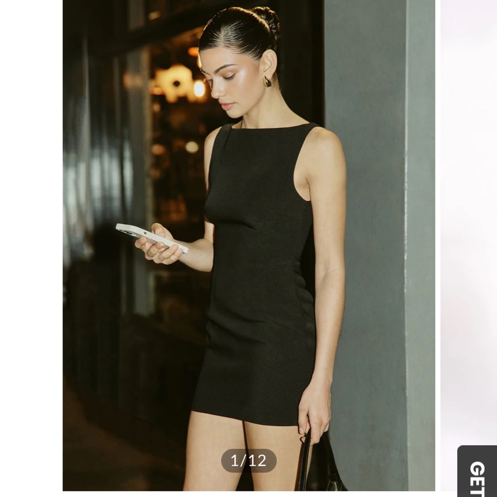 Suiting Sleeveless black dress